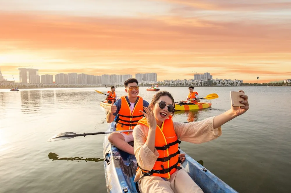 Hoạt động chèo thuyền kayak giải trí tại hồ cảnh quan của The Win City