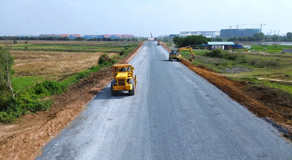Công trường thi công Đường Hồ Chí Minh đoạn Chơn Thành – Đức Hòa, đạt trên 65% khối lượng.