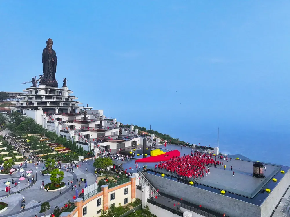 Tượng Phật Bà Tây Bổ Đà Sơn trên đỉnh núi Bà Đen Tây Ninh điểm nhấn du lịch tâm linh thúc đẩy bất động sản nghỉ dưỡng